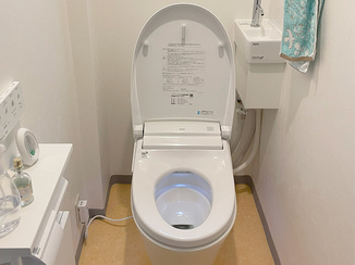 トイレリフォーム 快適に使える、手洗い器付きのタンクレストイレ