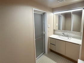 洗面リフォームすっきり広々、ベージュトーンで合わせたおしゃれな洗面所